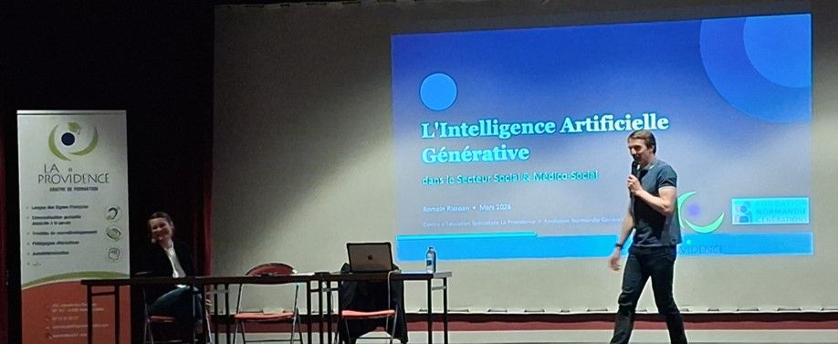 Romain Rissoan, conférencier IA, sur scène lors d'une conférence sur l'intelligence artificielle générative